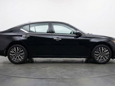 Used 2025 Nissan Altima 2.5 SV FWD image 11