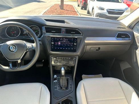 Used 2021 Volkswagen Tiguan SE w/ Panoramic Sunroof Package image 32