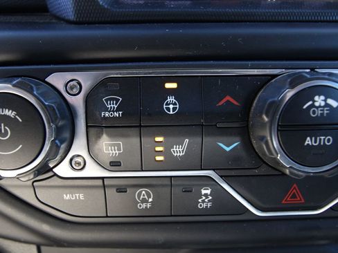Used 2019 Jeep Wrangler Unlimited Sahara w/ Dual Top Group AWD/4WD image 13