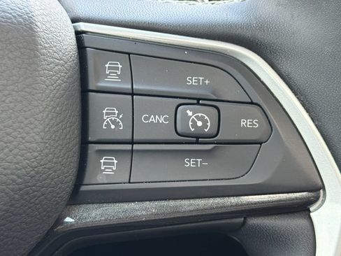 Used 2023 Jeep Grand Cherokee Altitude RWD image 27
