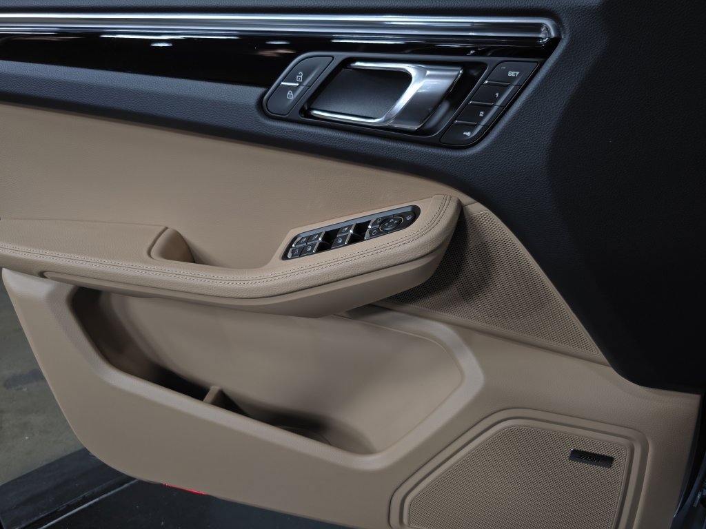 Certified 2026 Porsche Macan AWD/4WD image 22