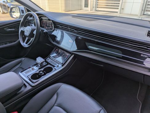 Used 2023 Audi Q8 Premium image 29
