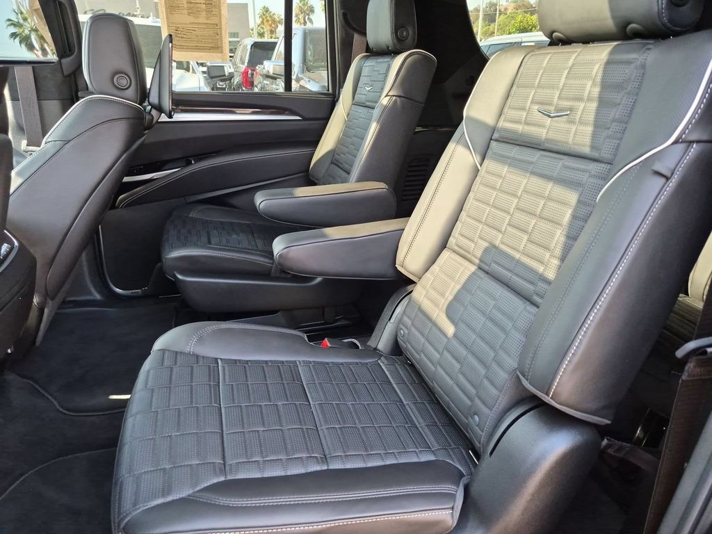 Used 2026 Cadillac Escalade ESV Platinum Sport w/ LPO, ONYX Package AWD/4WD image 18