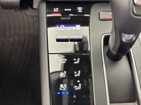 Certified 2025 Porsche Macan S image 19