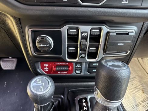 Used 2025 Jeep Wrangler Unlimited Rubicon AWD/4WD image 12