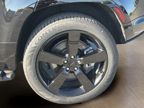 New 2026 Land Rover Defender 110 X-Dynamic SE image 17