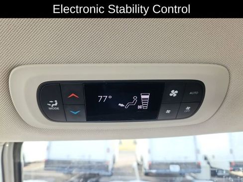 Used 2019 Chrysler Pacifica Touring-L image 27