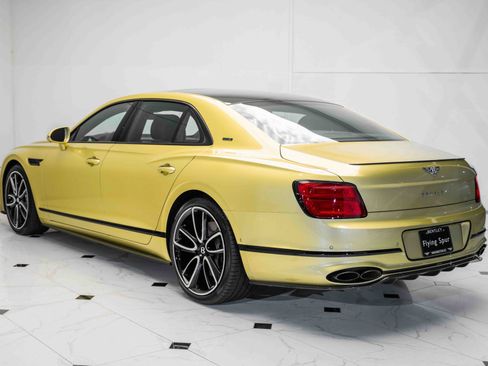 Used 2024 Bentley Flying Spur V8 image 3