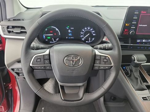 Used 2024 Toyota Sienna XLE FWD image 22