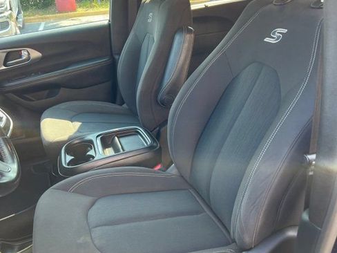 Used 2020 Chrysler Pacifica Touring w/ S Appearance Package FWD image 10