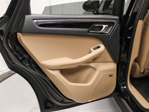 Certified 2025 Porsche Macan image 23