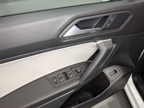 Used 2020 Volkswagen Tiguan SEL image 39