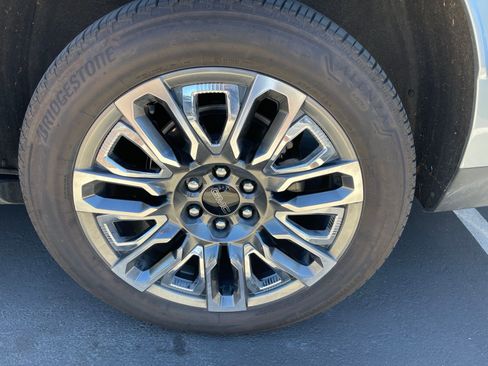 Used 2024 GMC Yukon XL Denali Ultimate AWD/4WD image 3