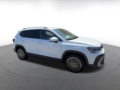 Used 2025 Volkswagen Taos SE image 2