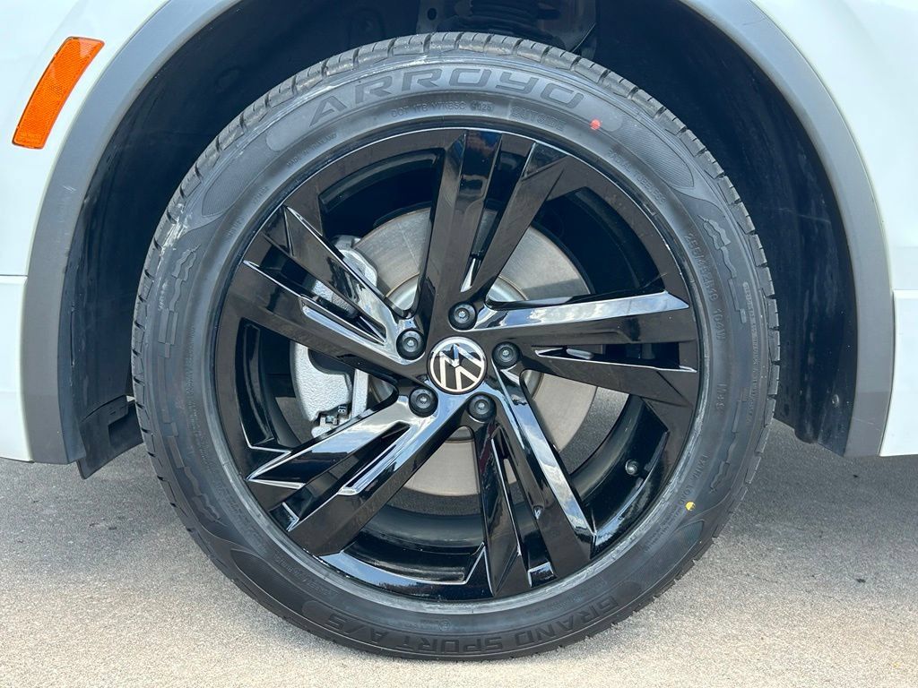 Certified 2023 Volkswagen Tiguan SE R-Line FWD image 34