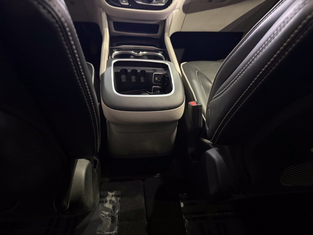 Used 2024 Chrysler Pacifica Limited AWD/4WD image 22