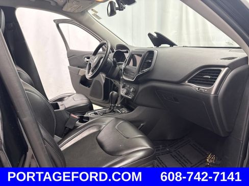 Used 2019 Jeep Cherokee Latitude Plus w/ Comfort/Convenience Group AWD/4WD image 24