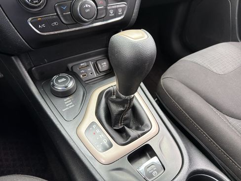 Used 2017 Jeep Cherokee Latitude w/ Safety/Convenience Group AWD/4WD image 32