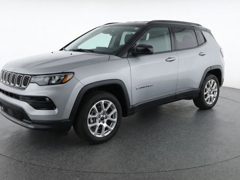 Used 2025 Jeep Compass Limited AWD/4WD image 3