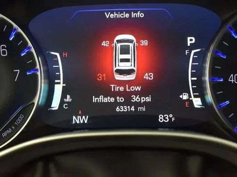 Used 2024 Chrysler Pacifica Touring-L FWD image 28