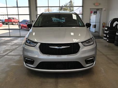 Used 2024 Chrysler Pacifica Touring-L FWD image 2
