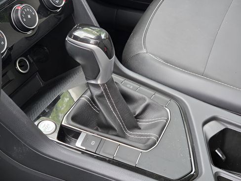 Used 2023 Volkswagen Taos SE w/ Panoramic Sunroof Package FWD image 4