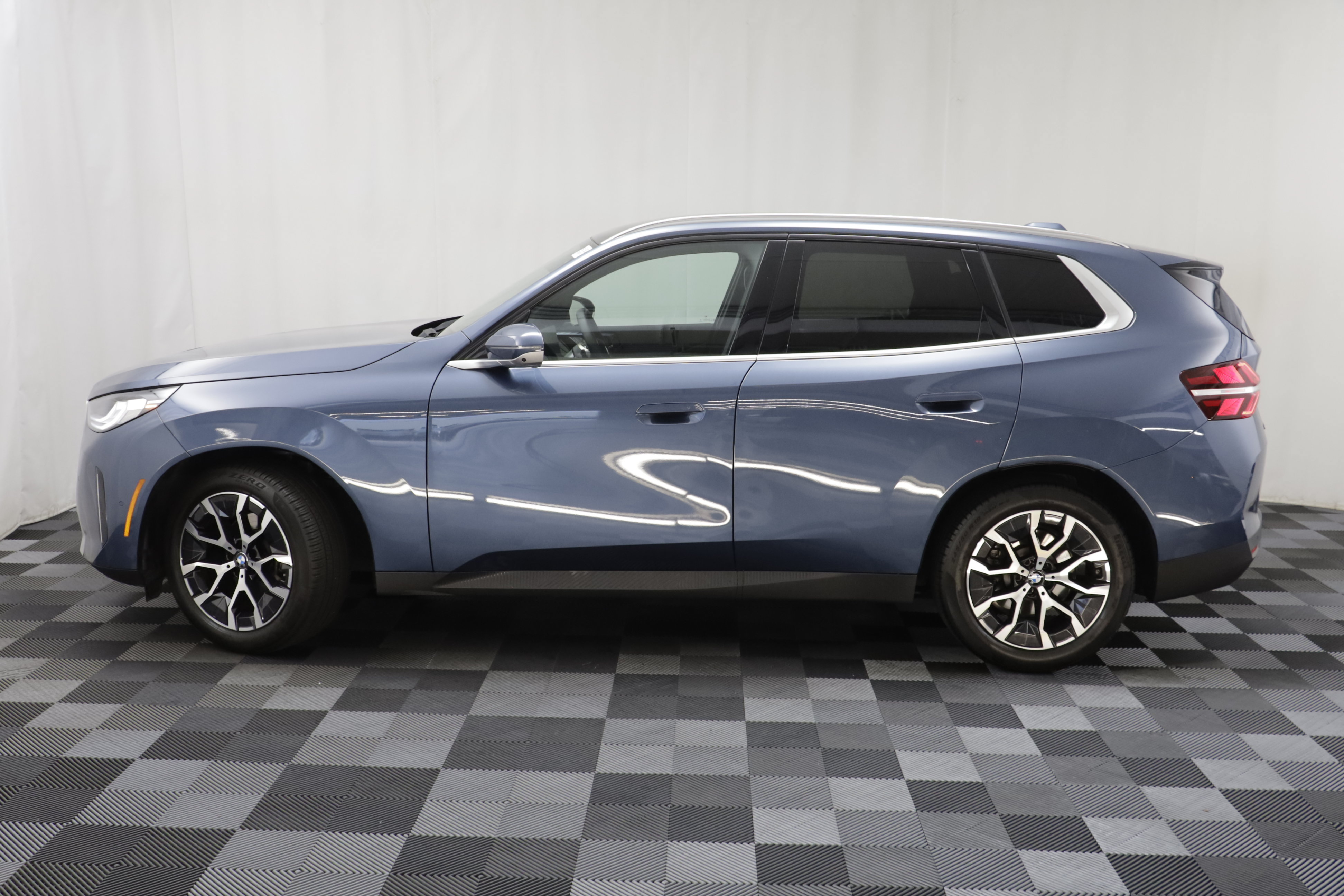 Used 2025 BMW X3 xDrive30i w/ Premium Package AWD/4WD image 4