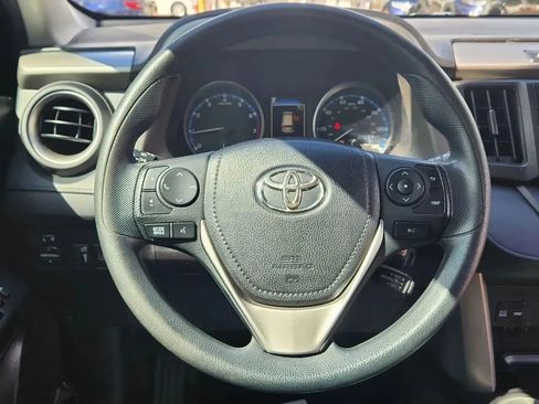 Used 2018 Toyota RAV4 LE FWD image 11