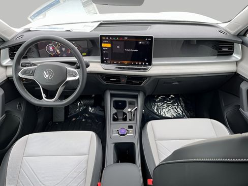 Used 2025 Volkswagen Tiguan SE image 9