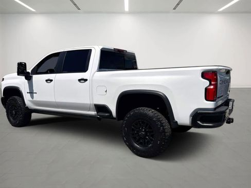 Used 2025 Chevrolet Silverado 2500 ZR2 w/ Technology Package AWD/4WD image 3