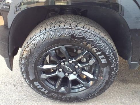Certified 2025 Chevrolet Colorado Z71 w/ Midnight Edition AWD/4WD image 12