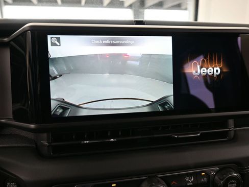 Used 2024 Jeep Gladiator Sport w/ Premium Package image 17