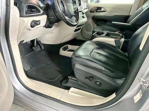 Used 2018 Chrysler Pacifica Touring-L image 9