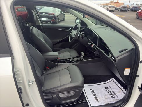 Used 2025 Kia Niro EX image 19