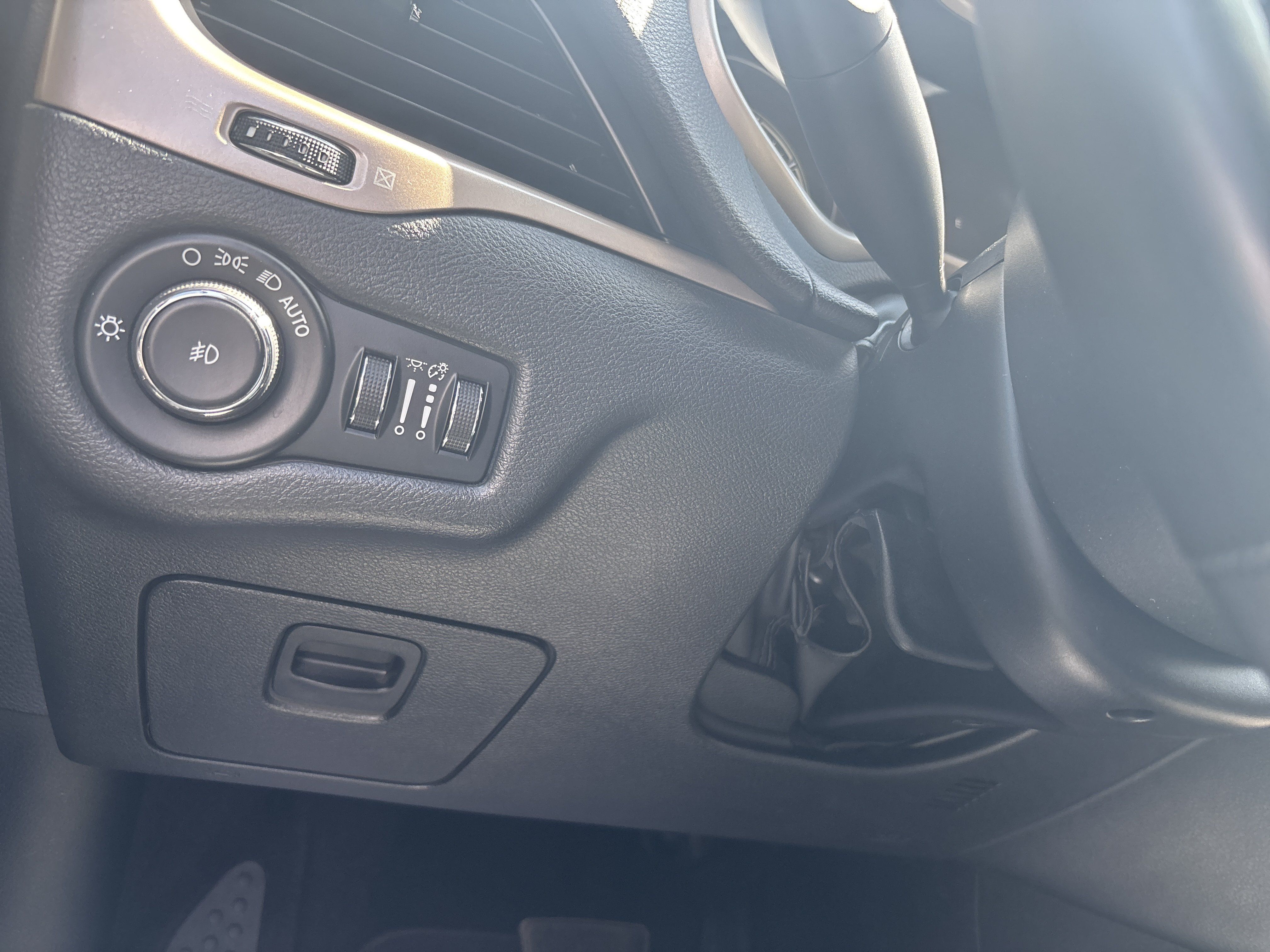 Used 2015 Jeep Cherokee Limited FWD image 19