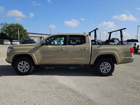 Used 2017 Toyota Tacoma SR5 w/ Tow Package AWD/4WD image 6