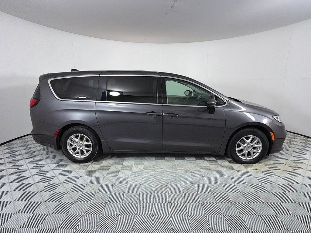 Used 2023 Chrysler Pacifica Touring-L FWD image 4