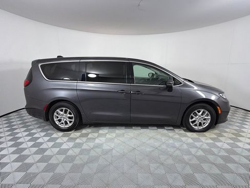 Used 2023 Chrysler Pacifica Touring-L FWD image 4