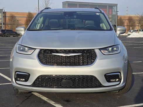 Used 2022 Chrysler Pacifica Touring-L image 11