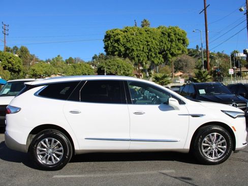 Used 2022 Buick Enclave Essence image 7
