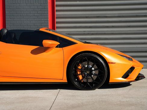 Used 2022 Lamborghini Huracan EVO image 12