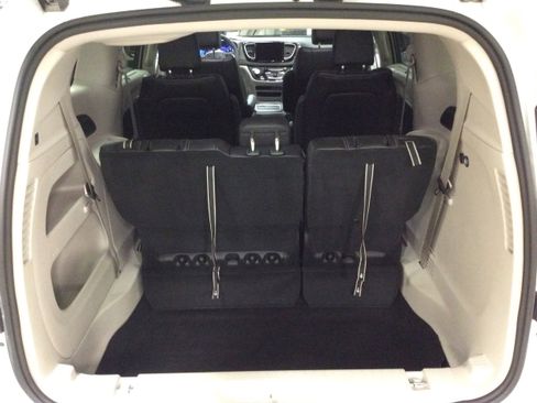 Used 2024 Chrysler Pacifica Touring-L image 5