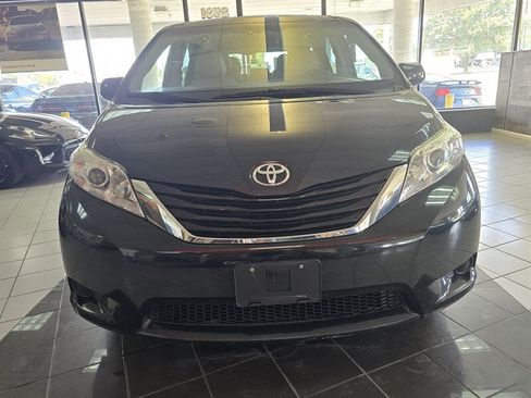 Used 2015 Toyota Sienna LE FWD image 2