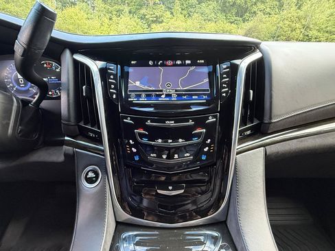 Used 2019 Cadillac Escalade Platinum AWD/4WD image 22
