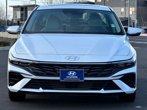 Used 2025 Hyundai Elantra Limited image 8