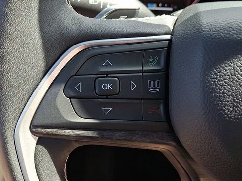 Used 2025 Jeep Grand Cherokee Limited AWD/4WD image 21
