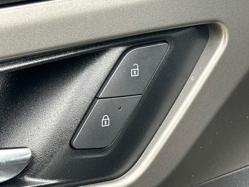 Used 2025 Chevrolet Traverse LT image 21