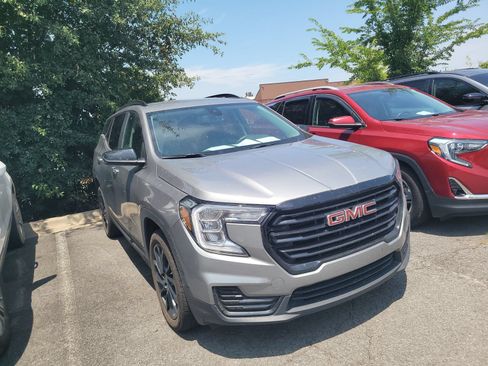 Used 2024 GMC Terrain SLE w/ Driver Convenience Package FWD image 3