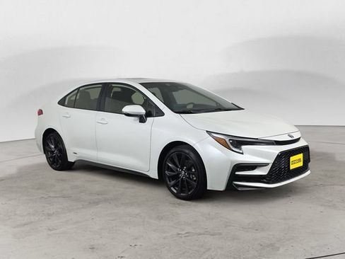 Used 2024 Toyota Corolla SE w/ SE Package AWD/4WD image 3