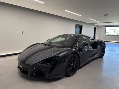 Used 2023 McLaren Artura RWD image 2